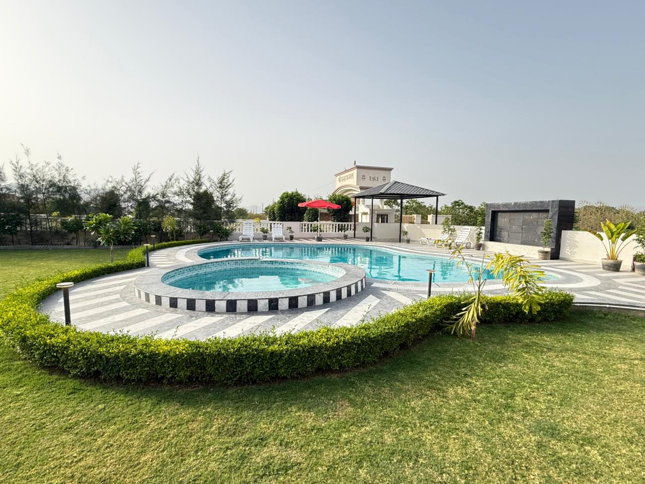 Landscaped lawn around the pool and jacuzzi